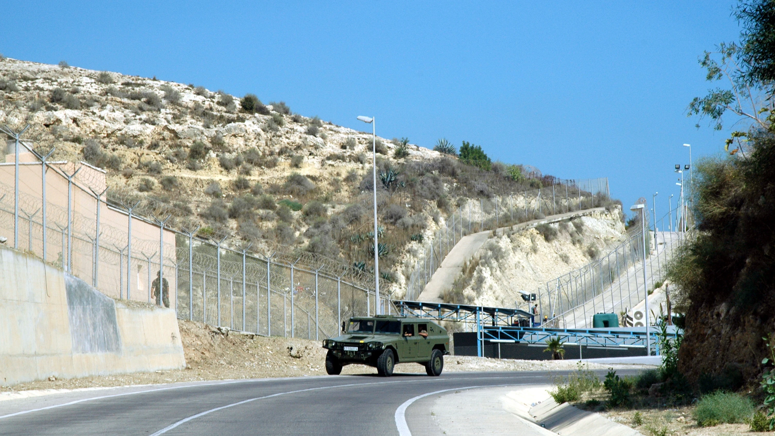 Vehículos del Ejército Español vigilan el vallado fronterizo de Melilla