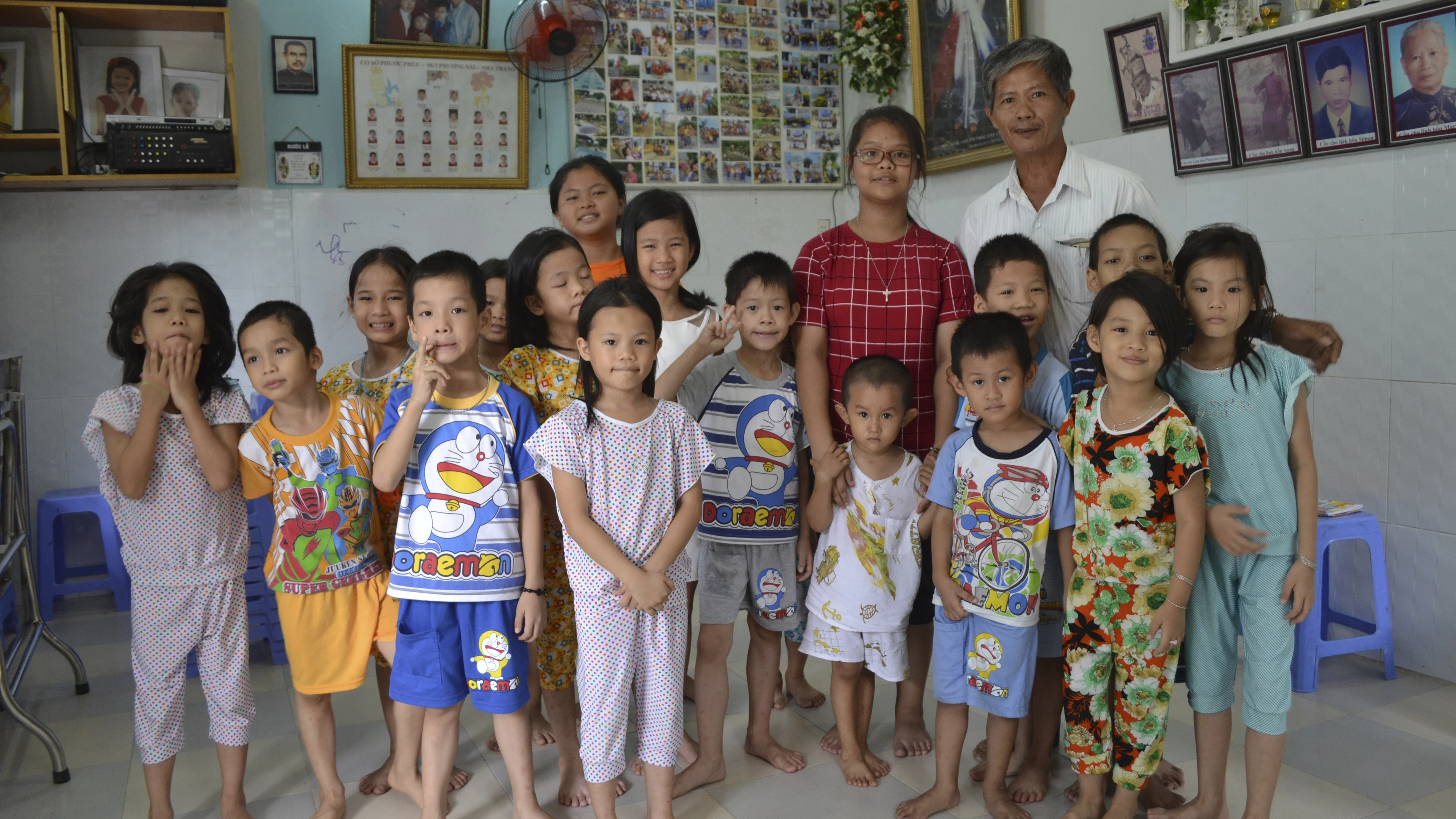 Tong Phuoc Phuc posa junto a varios de los niños que cuida