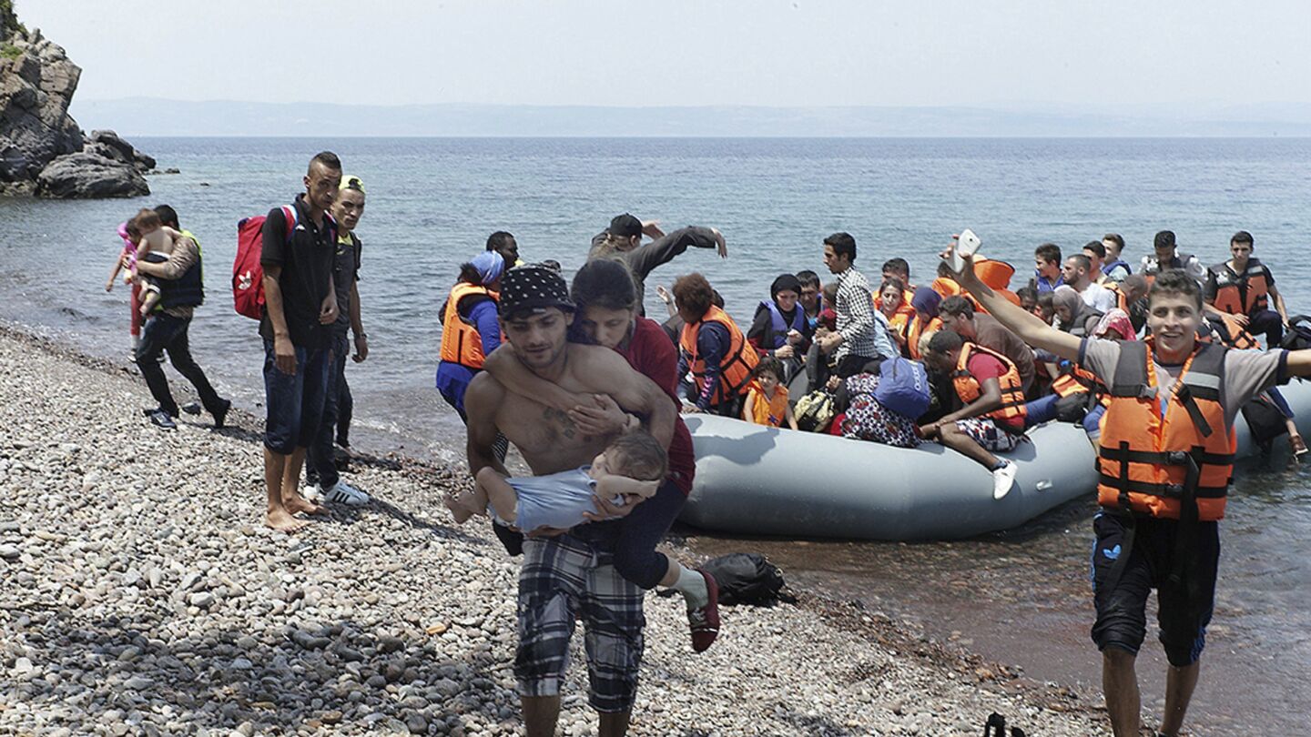 Llegada de un grupo de refugiados en lancha a la costa nororiental de la isla de Lesbos