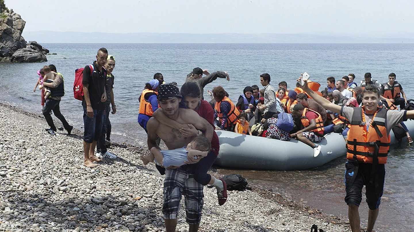 Llegada de un grupo de refugiados en lancha a la costa nororiental de la isla de Lesbos Llegada de un grupo de refugiados en lancha a la costa nororiental de la isla de Lesbos