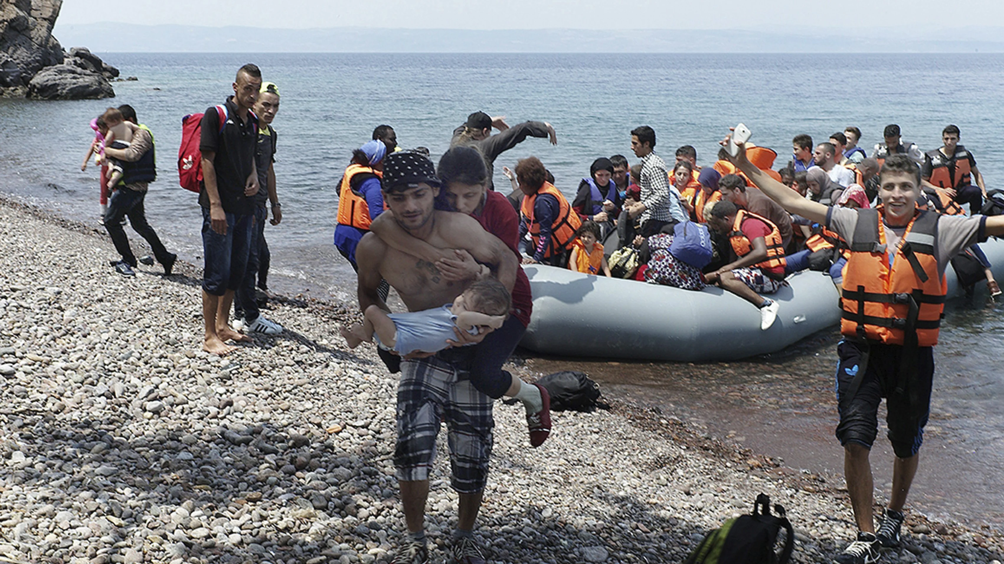 Llegada de un grupo de refugiados en lancha a la costa nororiental de la isla de Lesbos