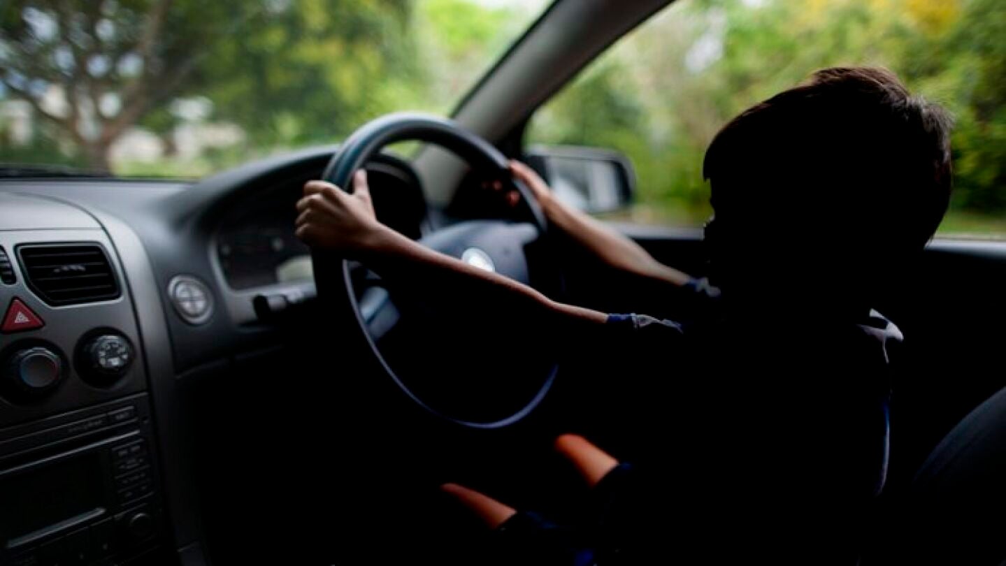Un ni&ntilde;o conduciendo un coche