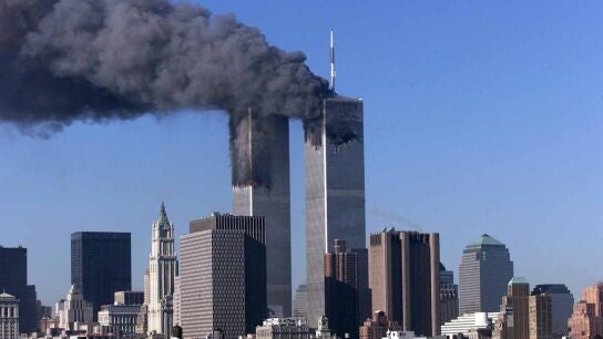 Las Torres Gemelas en llamas despu&eacute;s del atentado del 11 de saptiembre de 2001 en Nueva York, EE.UU