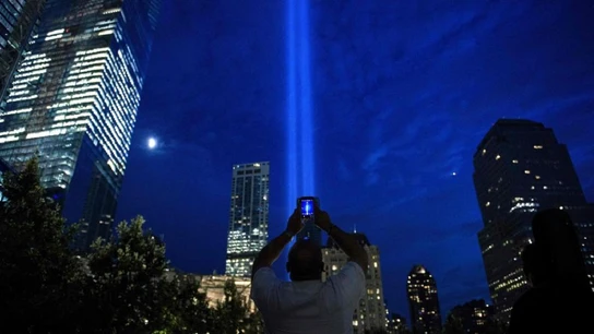 n hombre fotografía las luces que simbolizan las dos torres gemelas n hombre fotografía las luces que simbolizan las dos torres gemelas