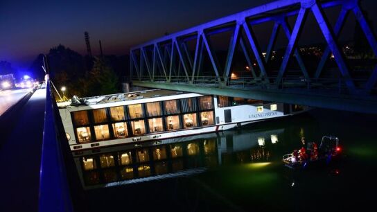El crucero tras haber chocado contra un puente en el canal Meno-Danubio en Alemania