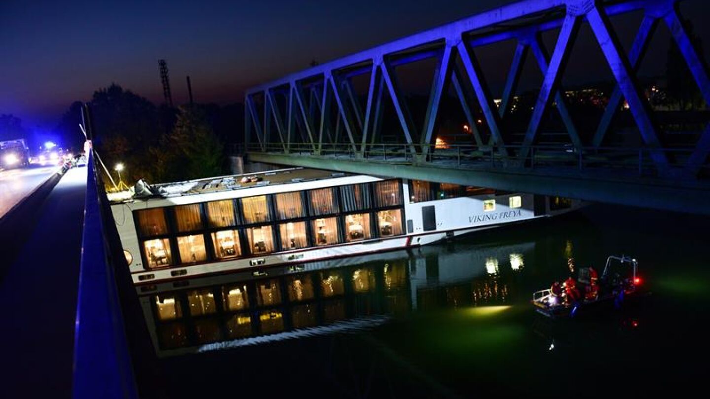 El crucero tras haber chocado contra un puente en el canal Meno-Danubio en Alemania