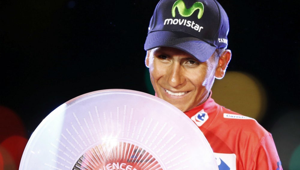Quintana, con el trofeo de la Vuelta 2016