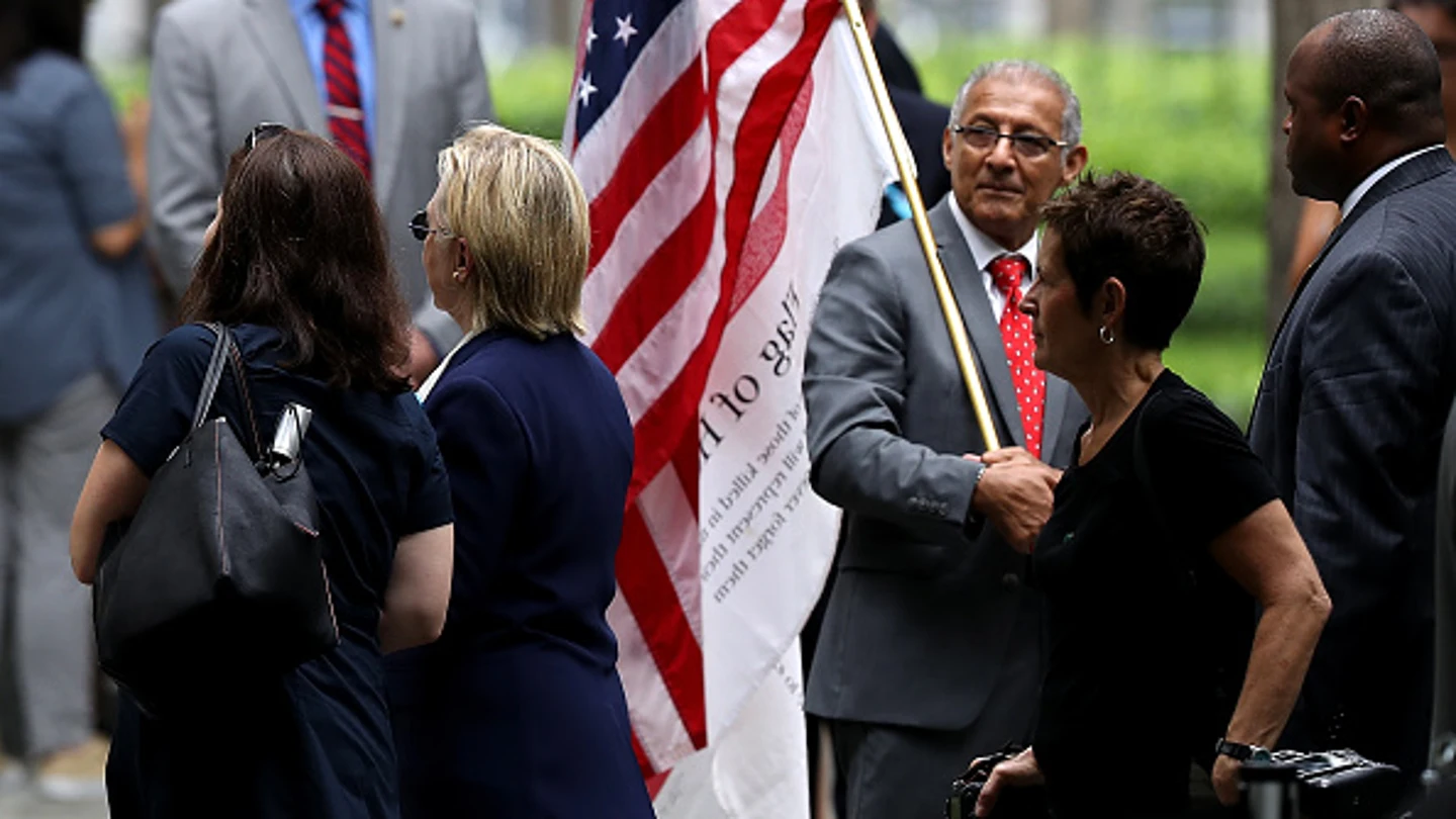 Hillary Clinton abandona el acto acompañada Hillary Clinton abandona el acto acompañada