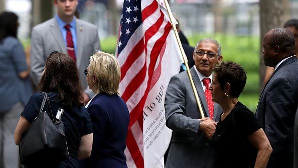 Hillary Clinton abandona el acto acompañada