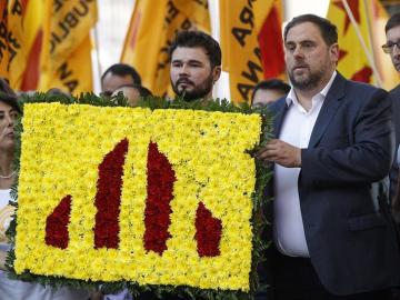 El diputado de ERC Gabriel Rufián y el líder del partido, Oriol Junqueras, asisten a la tradicional ofrenda floral al monumento de Rafael Casanova El diputado de ERC Gabriel Rufián y el líder del partido, Oriol Junqueras, asisten a la tradicional ofrenda floral al monumento de Rafael Casanova