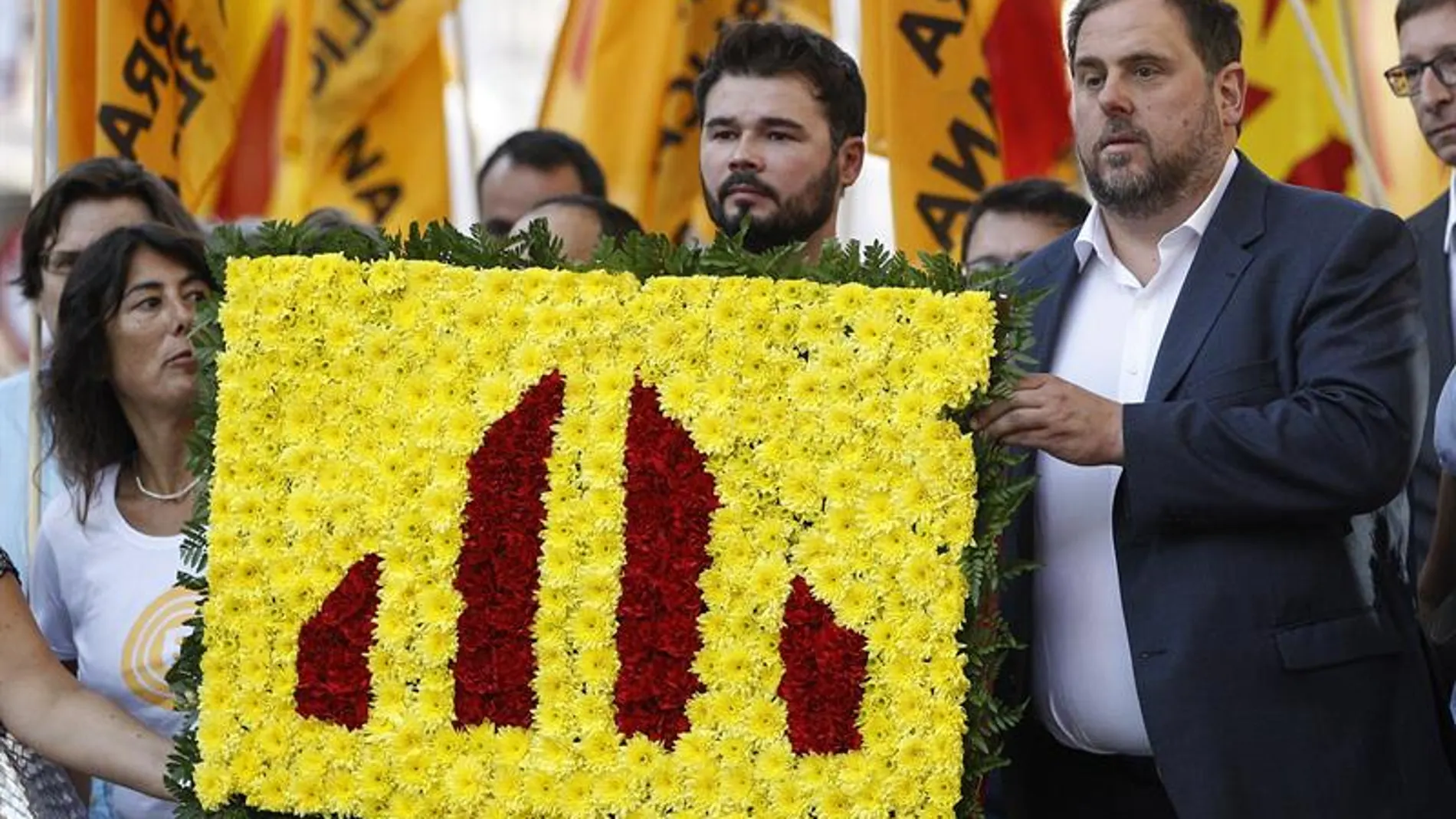 El diputado de ERC Gabriel Rufián y el líder del partido, Oriol Junqueras, asisten a la tradicional ofrenda floral al monumento de Rafael Casanova