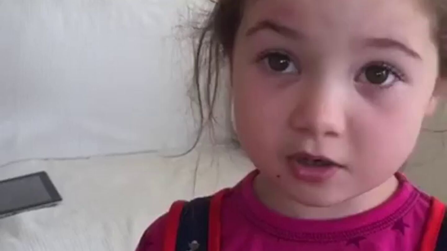 Frame 0.0 de: Una ni&ntilde;a de cinco a&ntilde;os explica a su madre por qu&eacute; no volver&aacute; a comer animales y su raz&oacute;n se hace viral