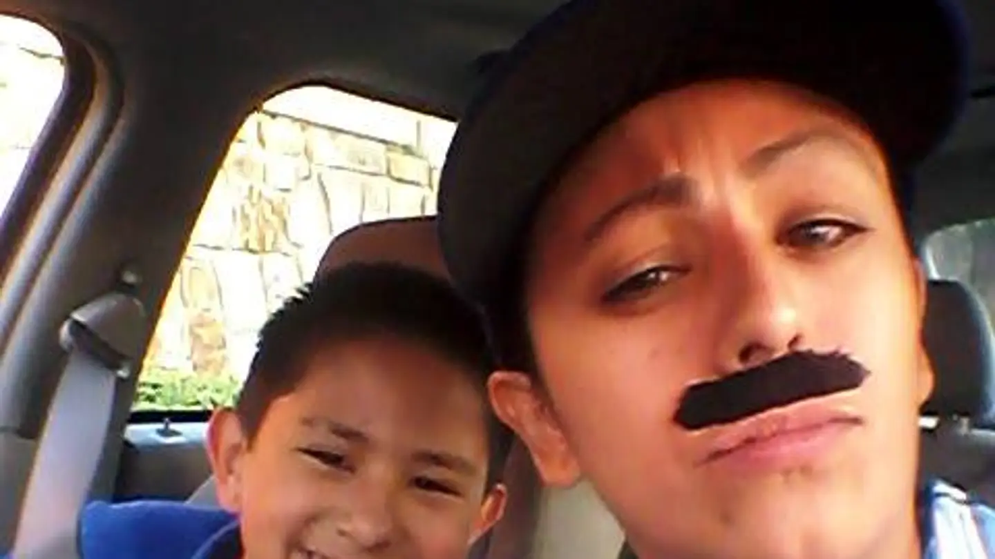 Yevette Vásquez posa disfrazada junto a su hijo Yevette Vásquez posa disfrazada junto a su hijo