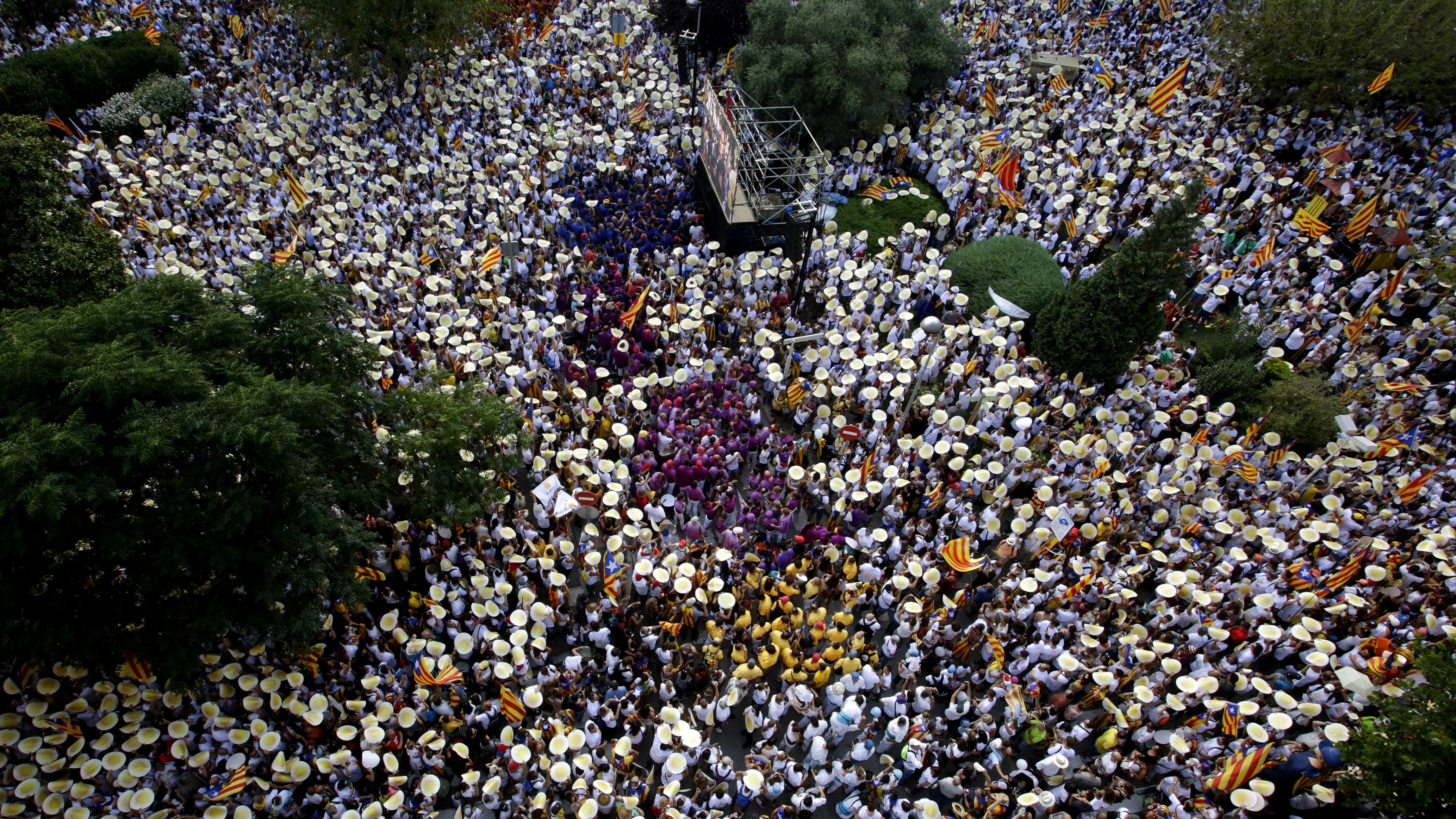 Miles de personas participan en la Diada 2016