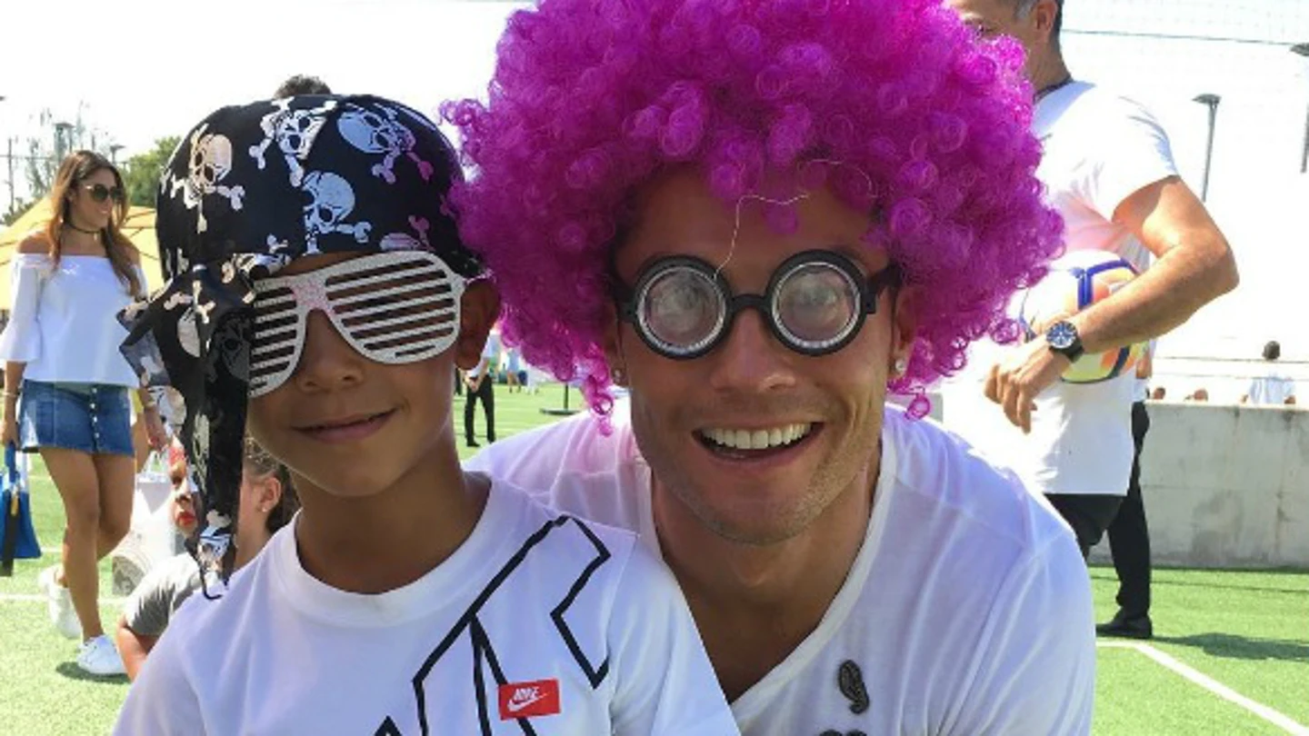 Cristiano, con peluca y con su hijo Cristiano, con peluca y con su hijo