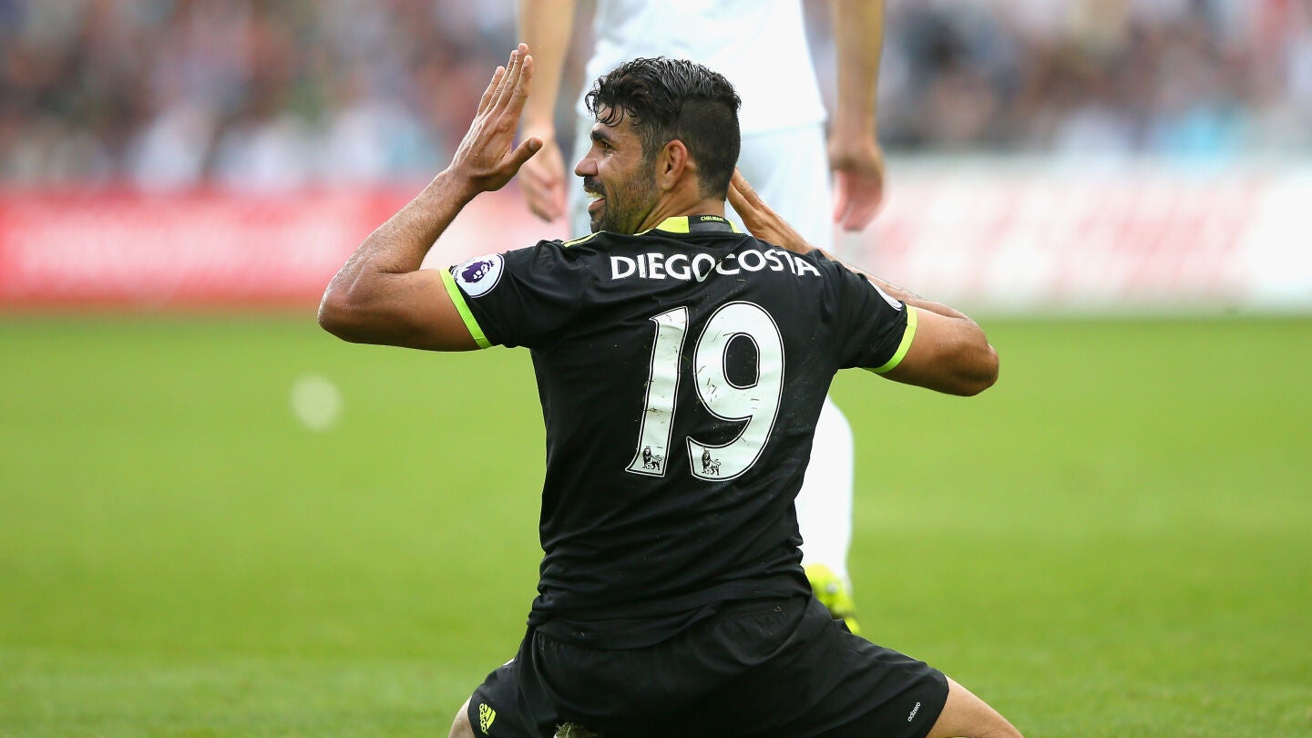 Diego Costa lamenta una acci&oacute;n en un partido con el Chelsea