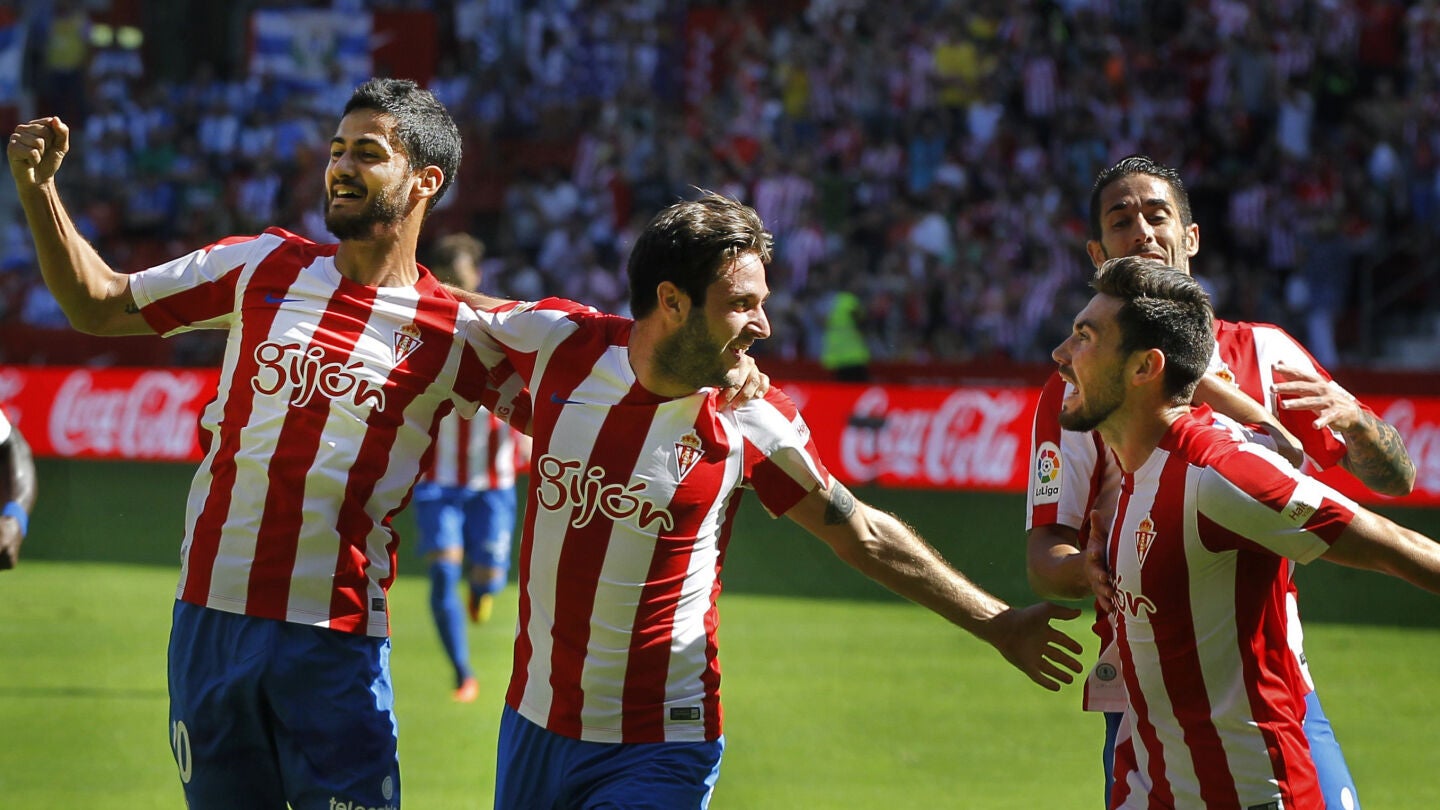 Los jugadores del Sporting de Gij&oacute;n celebran un gol