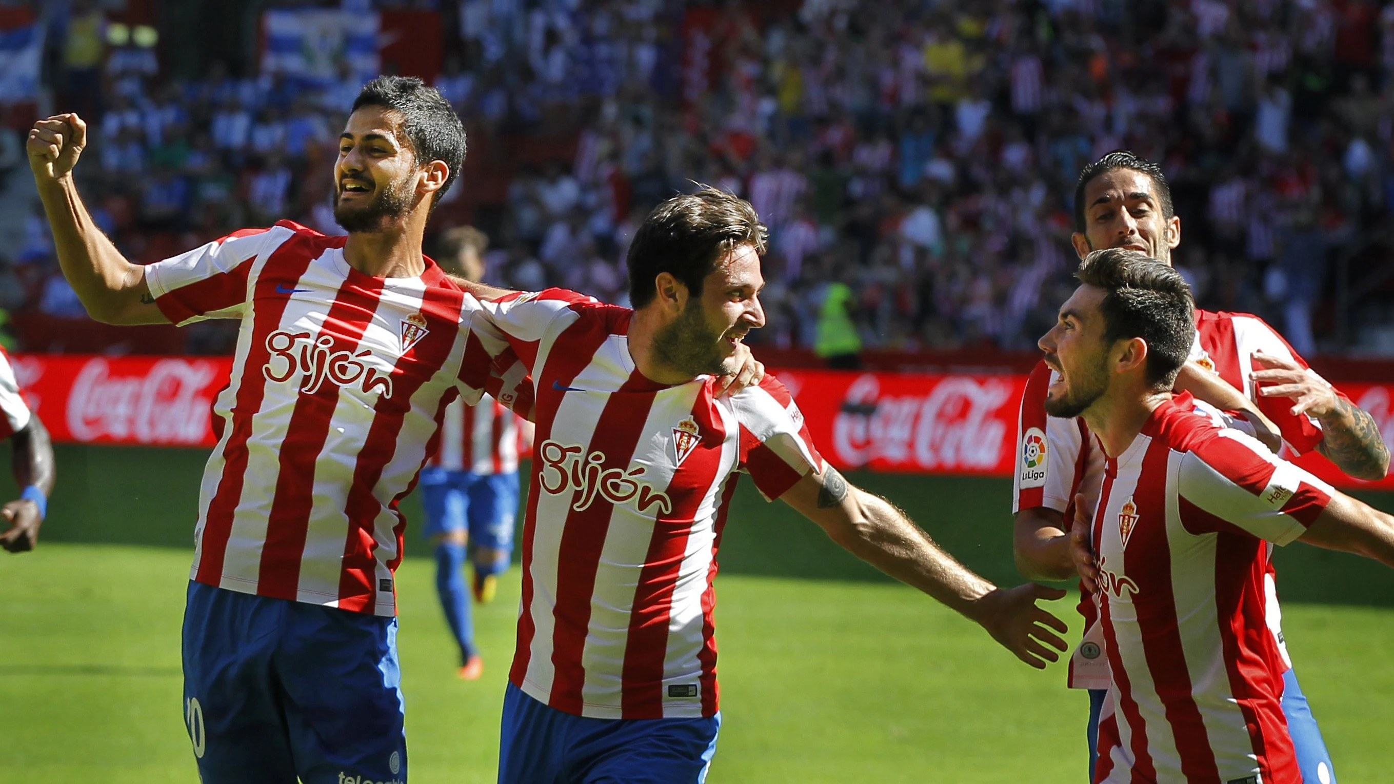 Los jugadores del Sporting de Gijón celebran un gol