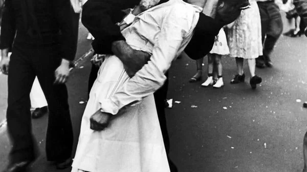 Icónico beso del fin de la II Guerra Mundial