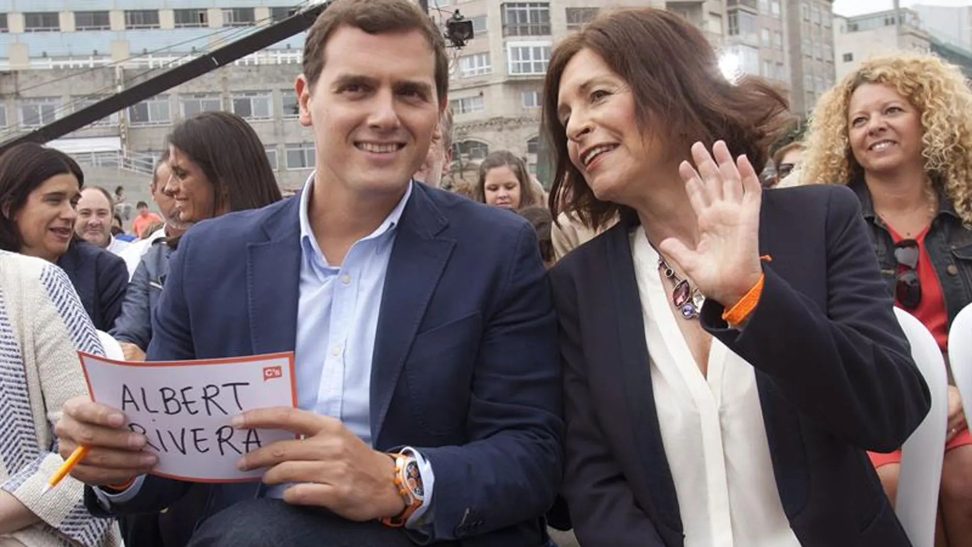 El presidente de Ciudadanos, Albert Rivera, acompañado por la candidata a la presidencia de la Xunta, Cristina Losada