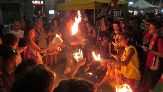 Manifestantes queman fotos de Felipe VI y p&aacute;ginas de la Constituci&oacute;n