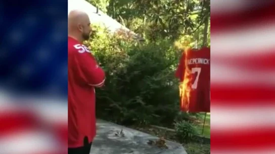 Un aficionado quema la camiseta de Kaepernick Un aficionado quema la camiseta de Kaepernick