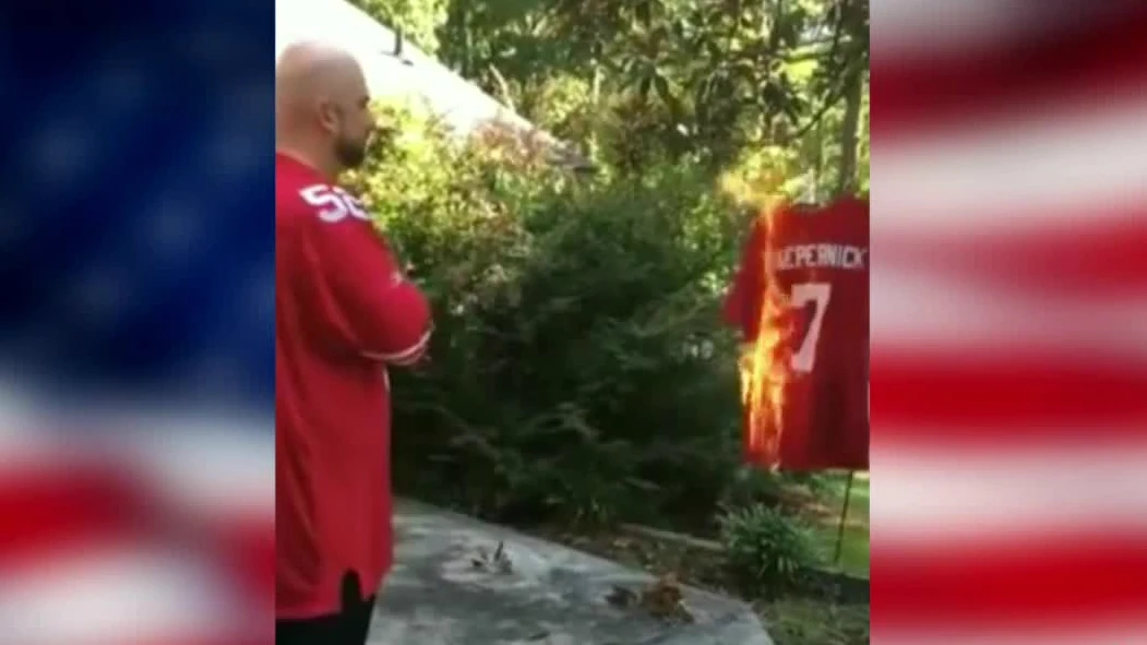 Un aficionado quema la camiseta de Kaepernick Un aficionado quema la camiseta de Kaepernick