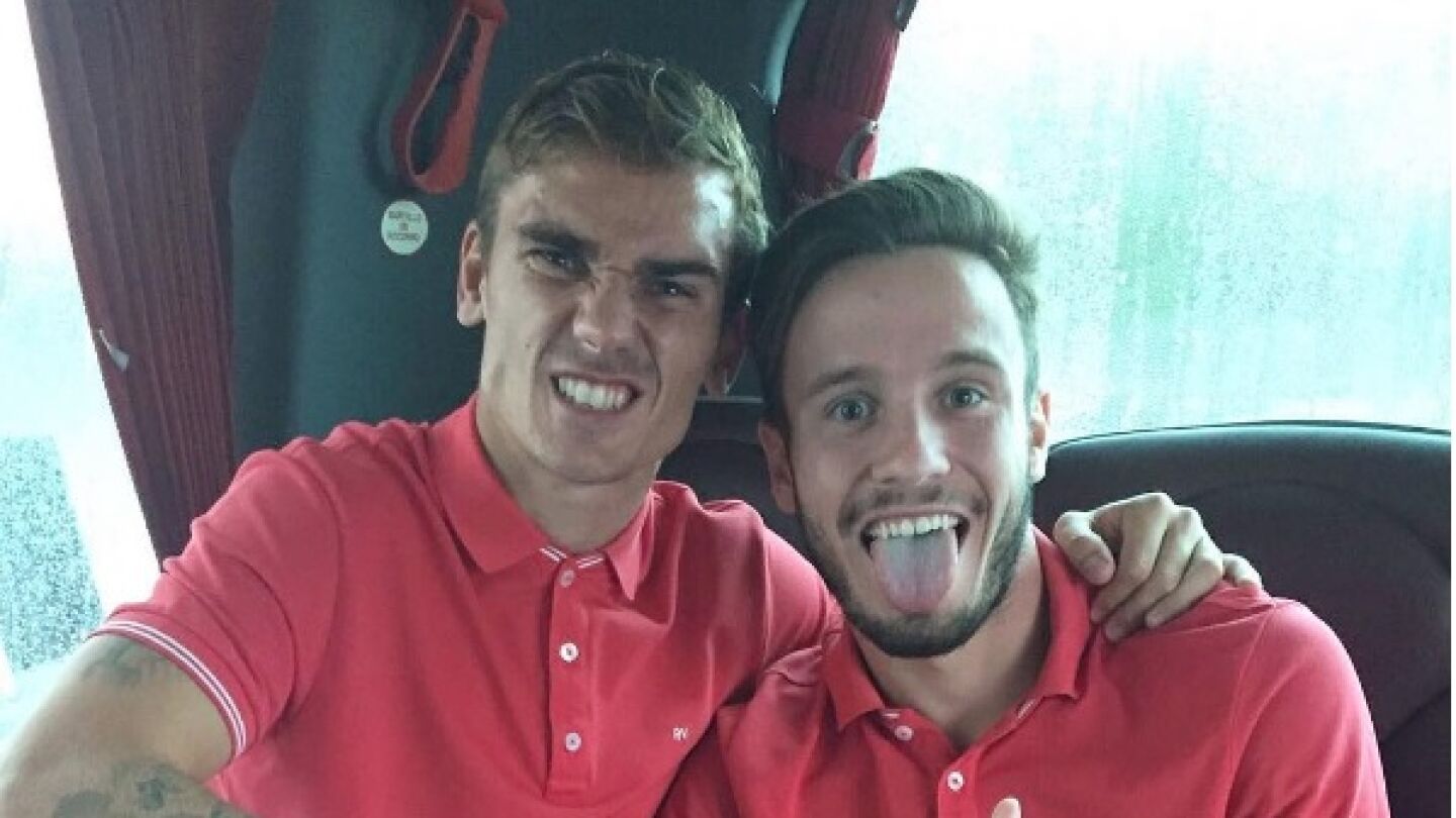 Griezmann posando con un cuchillo junto a Sa&uacute;l.