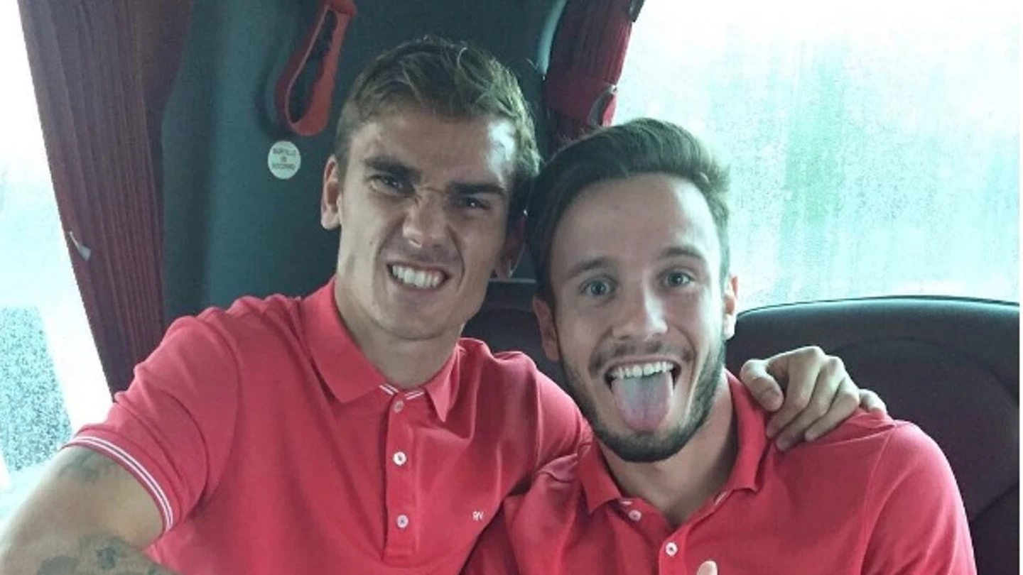 Griezmann posando con un cuchillo junto a Saúl. Griezmann posando con un cuchillo junto a Saúl.