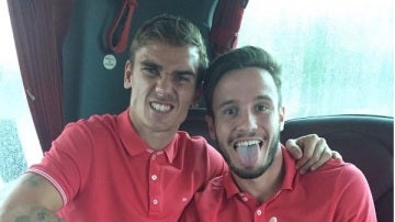 Griezmann posando con un cuchillo junto a Saúl.