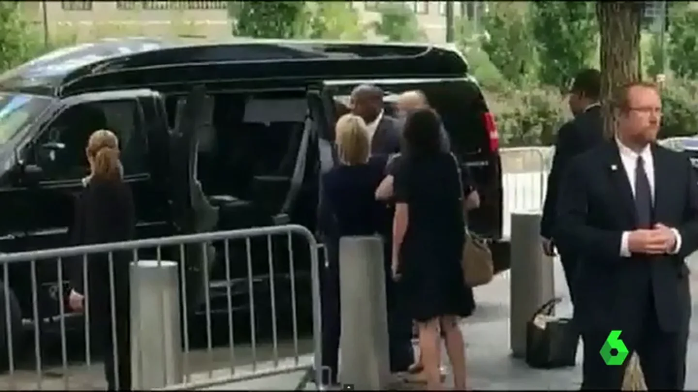 Frame 0.708492 de: Hillary Clinton suspende sus actos de campaña a causa de una neumonía Frame 0.708492 de: Hillary Clinton suspende sus actos de campaña a causa de una neumonía
