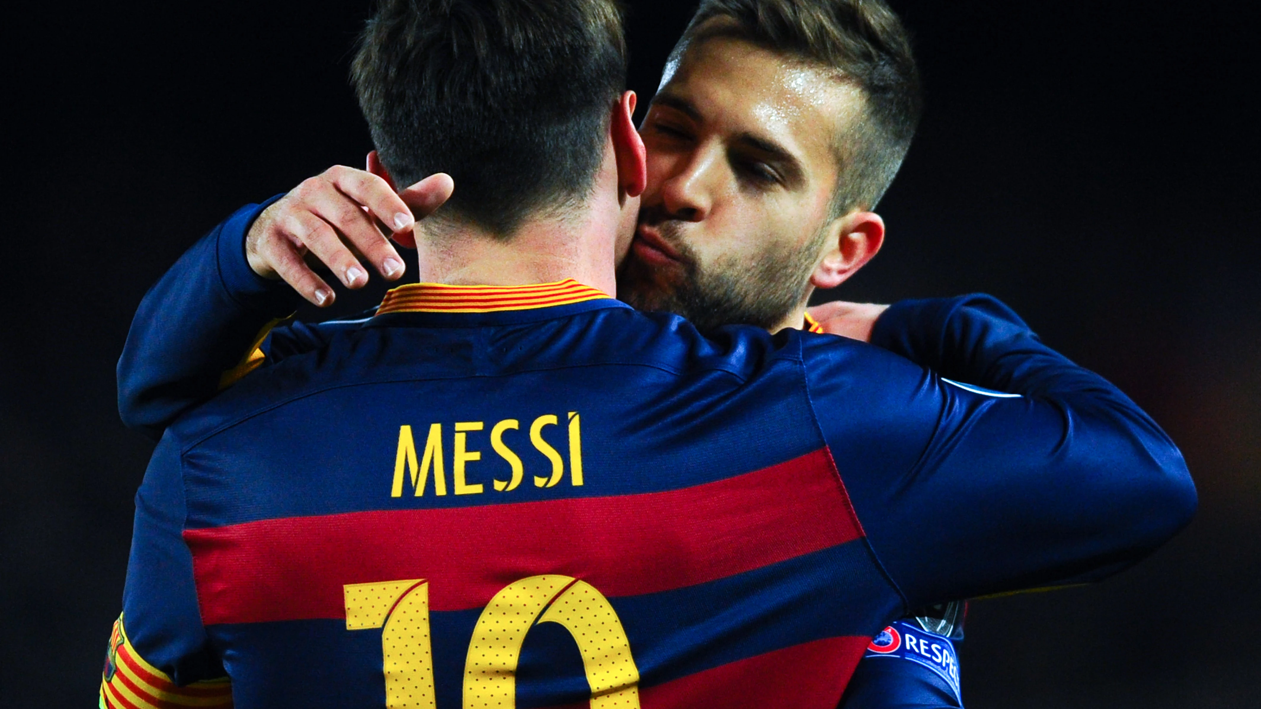 Jordi Alba y Leo Messi, abrazados en un partido del Barça.