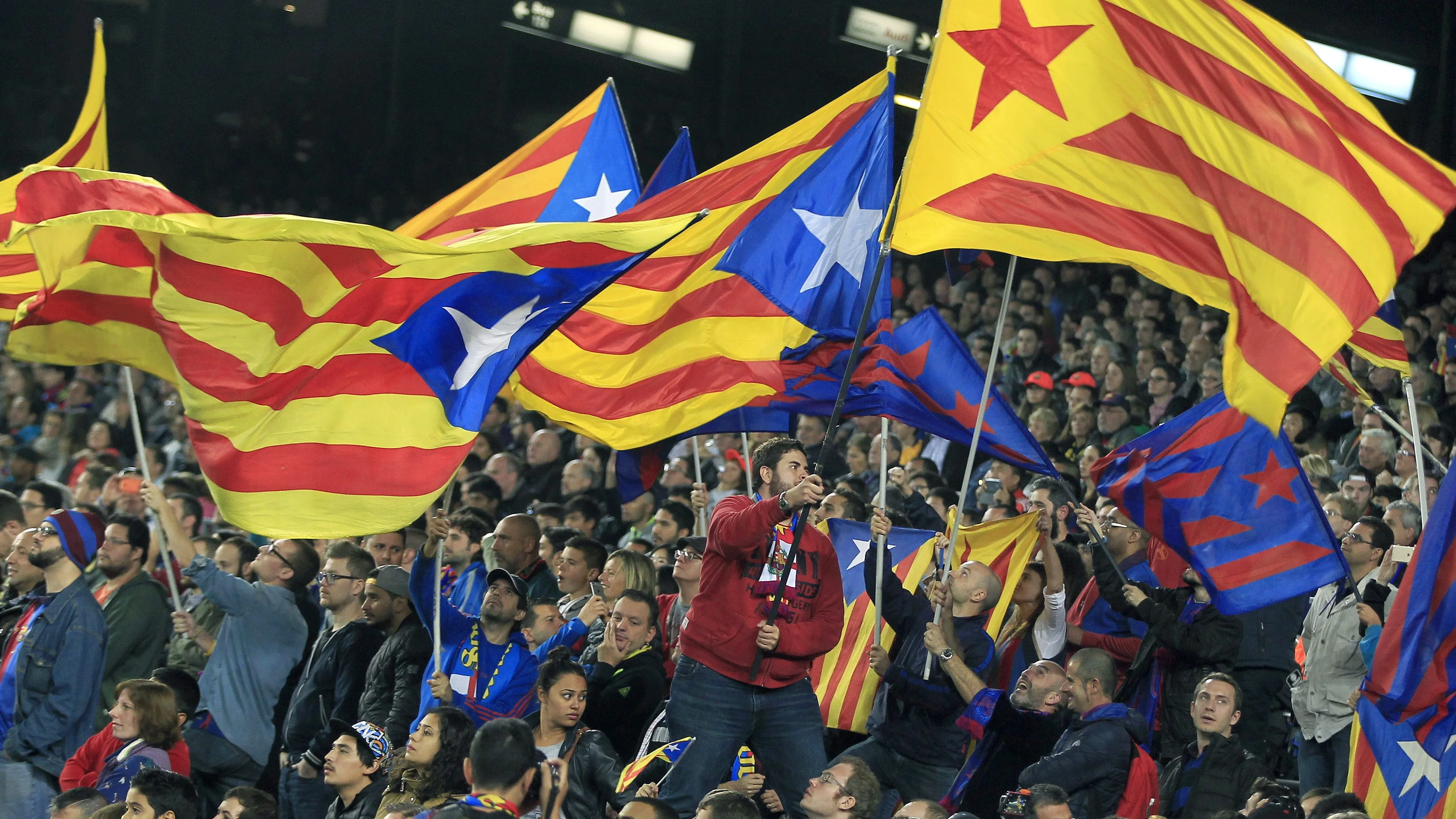 Aficionados ondean esteladas en el Camp Nou