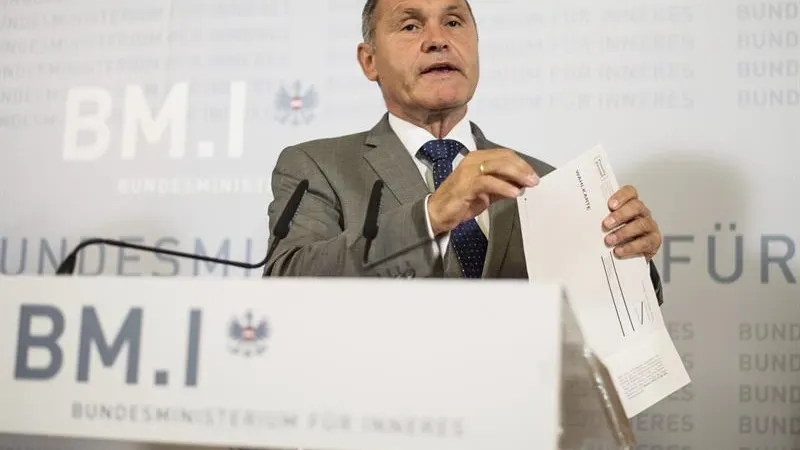 El ministro del Interior de Austria, Wolfgang Sobotka, anuncia en Viena el aplazamiento de la repetición de las elecciones presidenciales El ministro del Interior de Austria, Wolfgang Sobotka, anuncia en Viena el aplazamiento de la repetición de las elecciones presidenciales