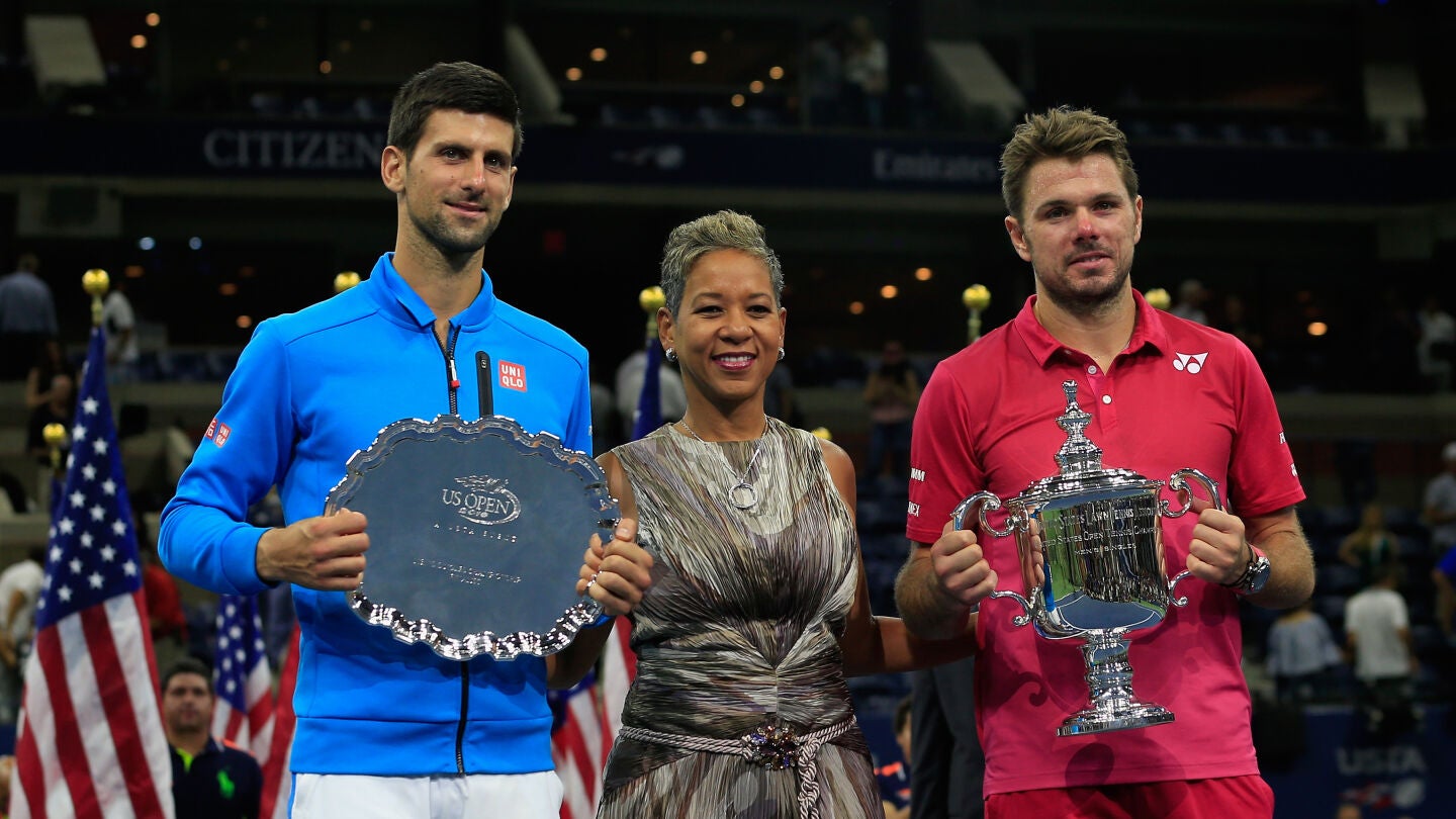 Wawrinka posando con el trofeo de campe&oacute;n del US Open junto a Djokovic.