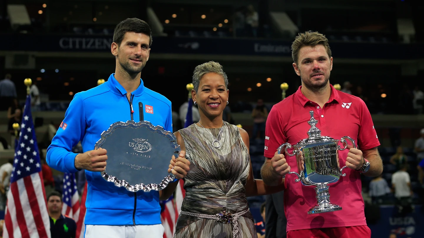 Wawrinka posando con el trofeo de campeón del US Open junto a Djokovic. Wawrinka posando con el trofeo de campeón del US Open junto a Djokovic.