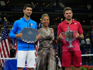 Wawrinka posando con el trofeo de campeón del US Open junto a Djokovic. Wawrinka posando con el trofeo de campeón del US Open junto a Djokovic.