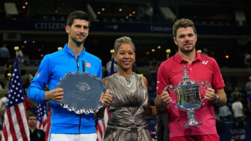 Wawrinka posando con el trofeo de campeón del US Open junto a Djokovic.