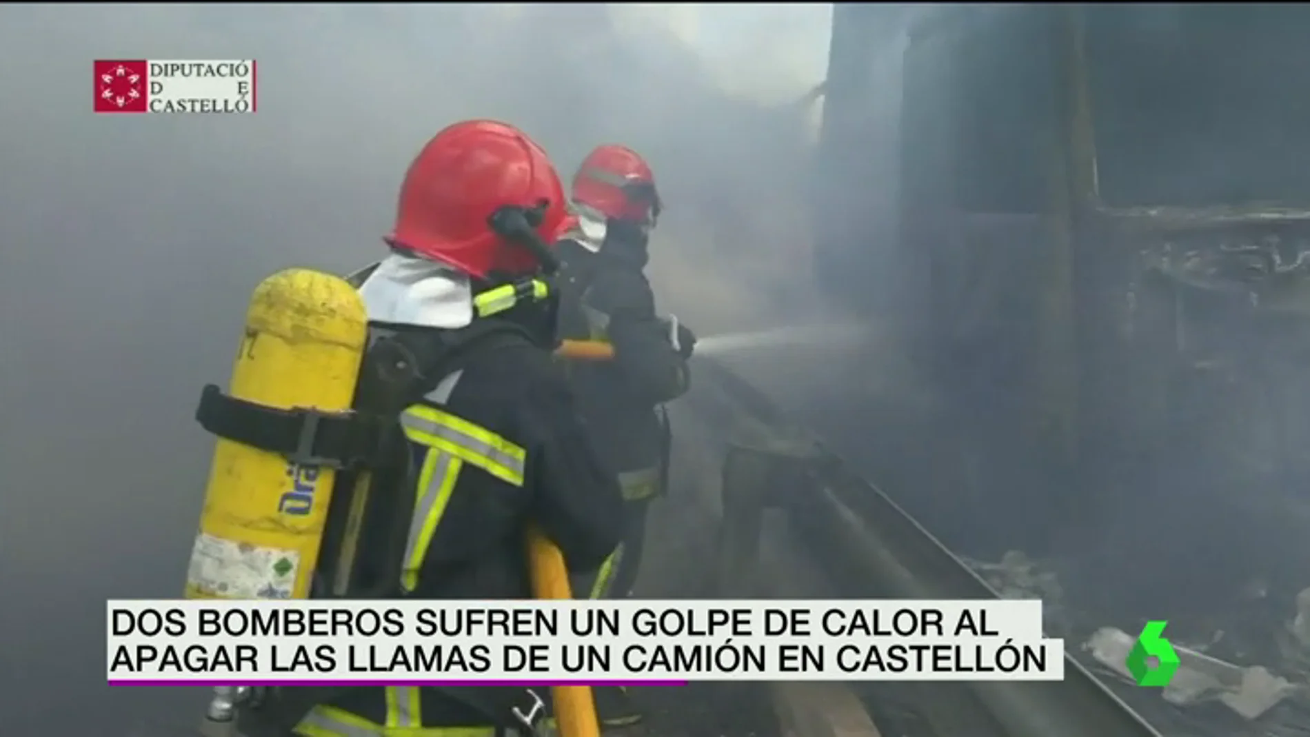 Frame 4.587692 de: Dos bomberos sufren un golpe de calor al apagar las llamas de un camión en Castellón