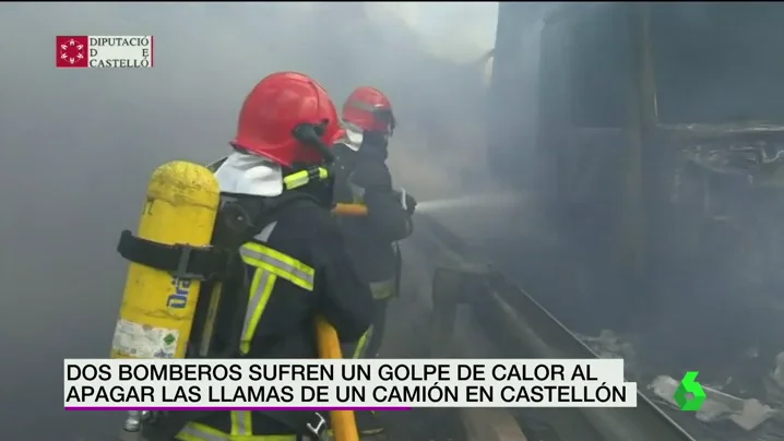 Frame 4.587692 de: Dos bomberos sufren un golpe de calor al apagar las llamas de un camión en Castellón