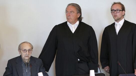  El exenfermero de las SS en Auschwitz espera junto a sus abogados en una sala de la Audiencia Provincial de Neubrandenburg.