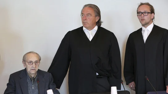 El exenfermero de las SS en Auschwitz espera junto a sus abogados en una sala de la Audiencia Provincial de Neubrandenburg. El exenfermero de las SS en Auschwitz espera junto a sus abogados en una sala de la Audiencia Provincial de Neubrandenburg.