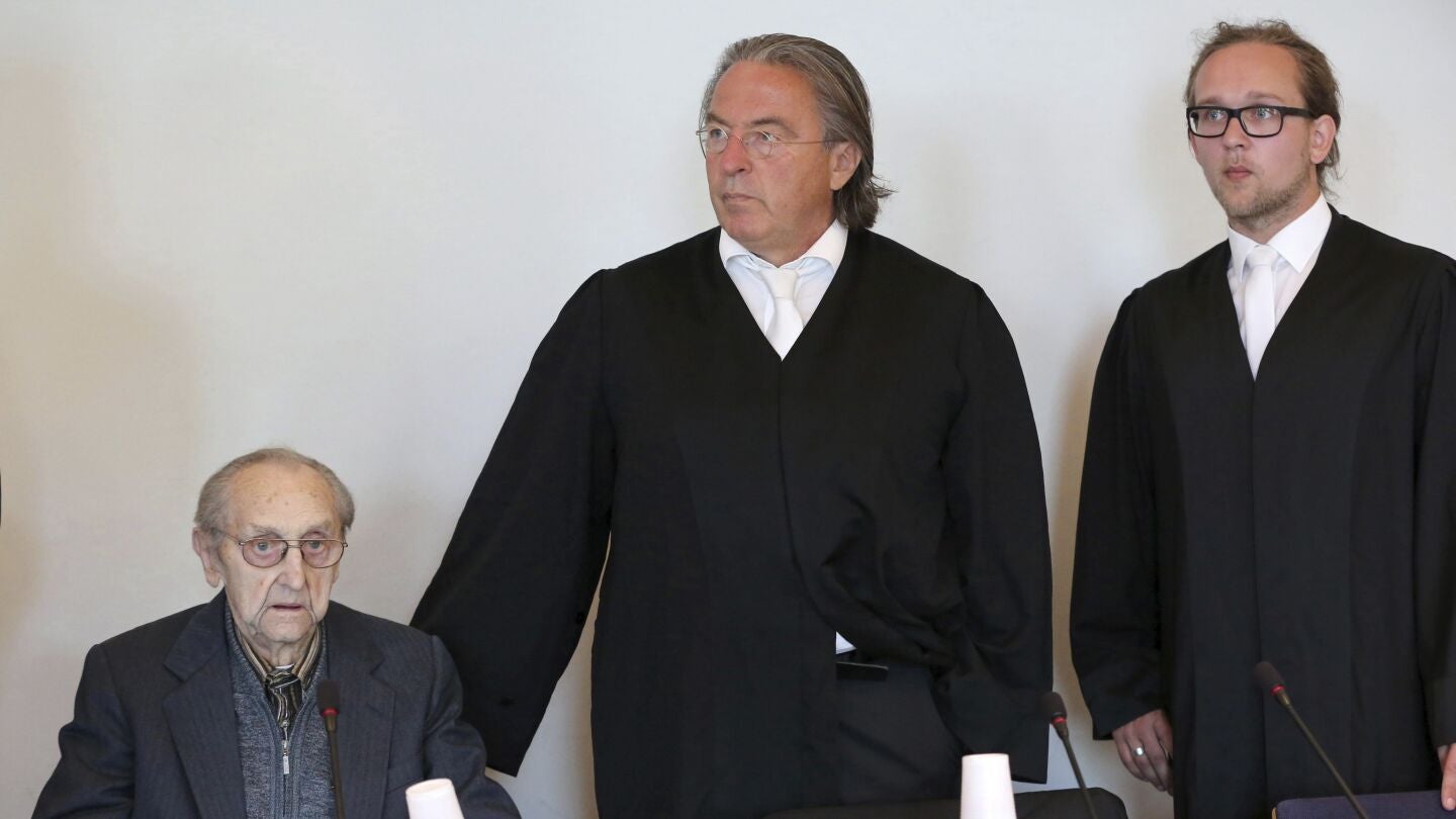  El exenfermero de las SS en Auschwitz espera junto a sus abogados en una sala de la Audiencia Provincial de Neubrandenburg.