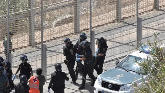 Varios agentes trasladan a un inmigrante en Ceuta Varios agentes trasladan a un inmigrante en Ceuta