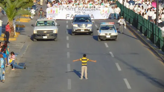 Imagen captada por el fotógrafo Manuel Rodríguez, en la que se puede ver a un niño de 12 años frente a una manifestación atigay Imagen captada por el fotógrafo Manuel Rodríguez, en la que se puede ver a un niño de 12 años frente a una manifestación atigay