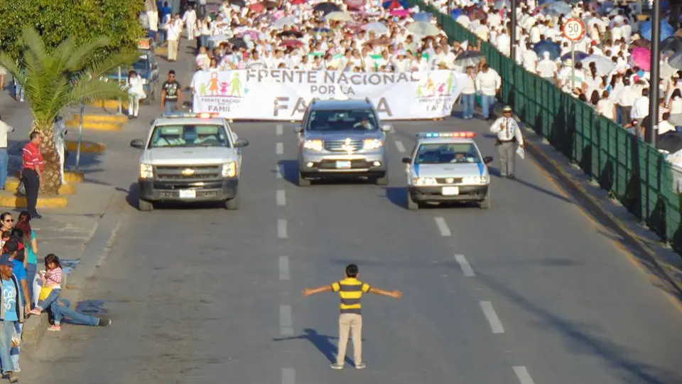 Imagen captada por el fotógrafo Manuel Rodríguez, en la que se puede ver a un niño de 12 años frente a una manifestación atigay