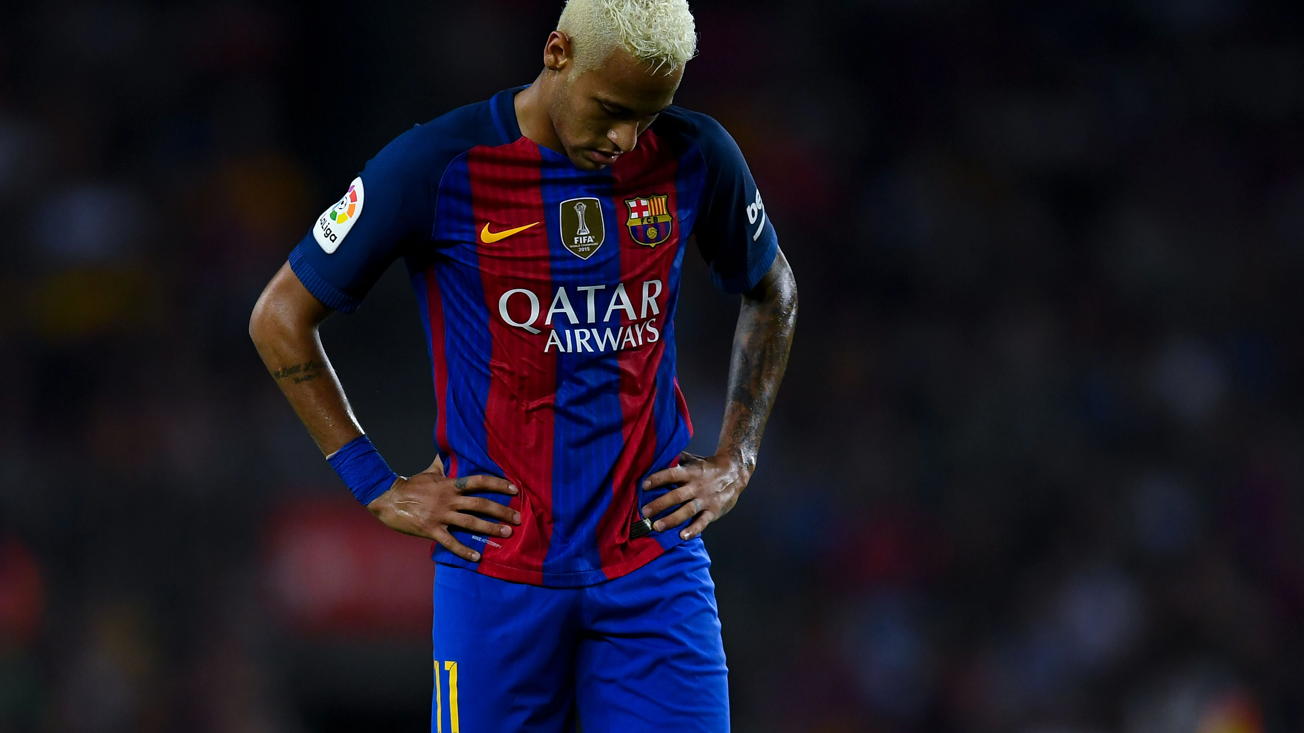 Neymar, cabizbajo tras la derrota ante el Alavés