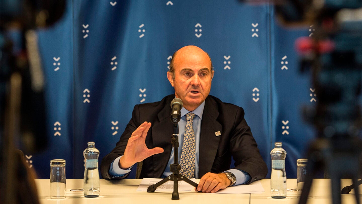 Luis de Guindos ante los medios