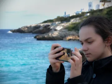 Una adolescente con su móvil Una adolescente con su móvil