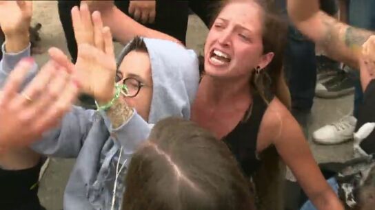 Frame 22.215251 de: Vecinos y animalistas cruzan insultos y golpes en el arranque del Toro de la Vega